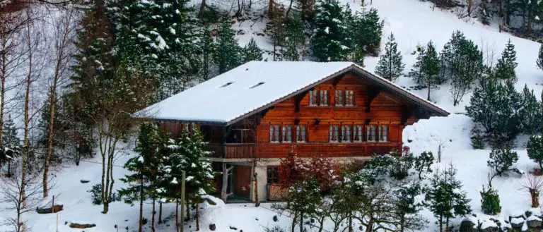 What is a typical day for a ski chalet host?