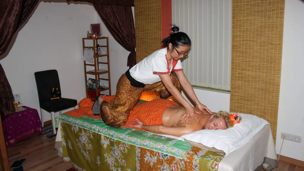 Women enjoying authentic Thai Massage. https://pxhere.com/en/photo/1275175