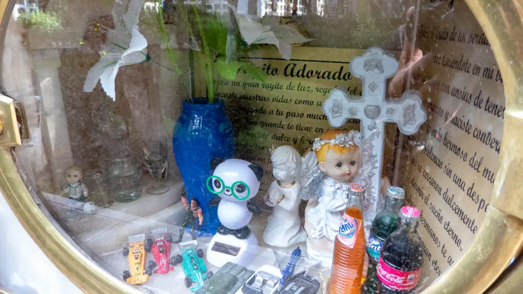 Goods left in a niche at Sucre Cemetery