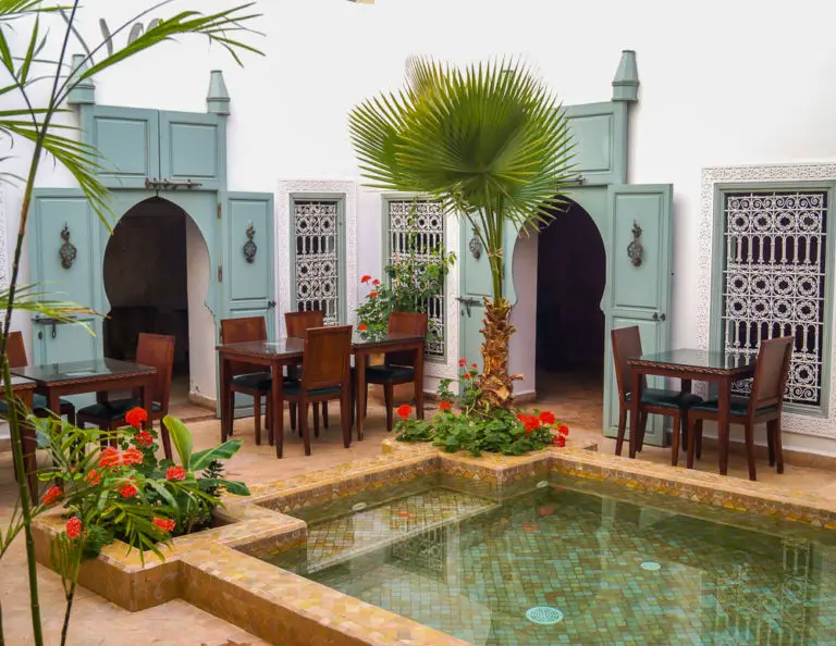 Riad Les Hibiscus courtyard