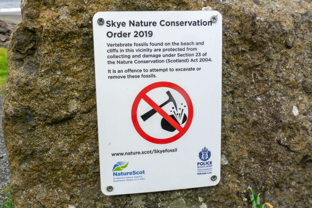 Sign warning against fossil removal